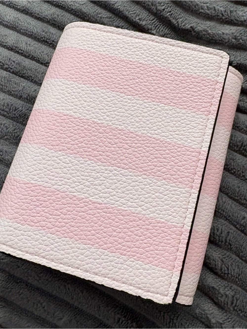 Victoria’s Secret coin keychain and wallet - Picture 4 of 8